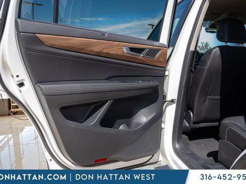 Used 2025 Volkswagen Atlas SE AWD/4WD image 15