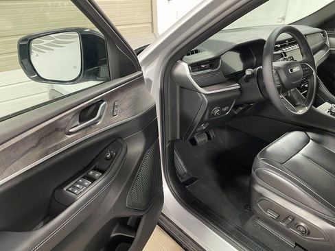 Used 2024 Jeep Grand Cherokee Limited w/ Black Appearance Package AWD/4WD image 10