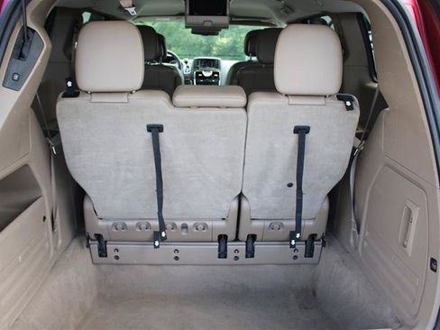 Used 2013 Chrysler Town & Country Touring FWD image 20