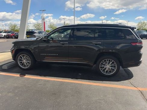 Used 2022 Jeep Grand Cherokee L Summit w/ Advanced Protech Group IV AWD/4WD image 10