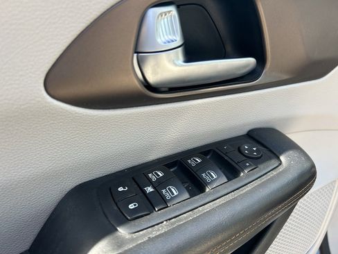 Used 2017 Chrysler Pacifica Touring-L Plus w/ Tire & Wheel Group image 12