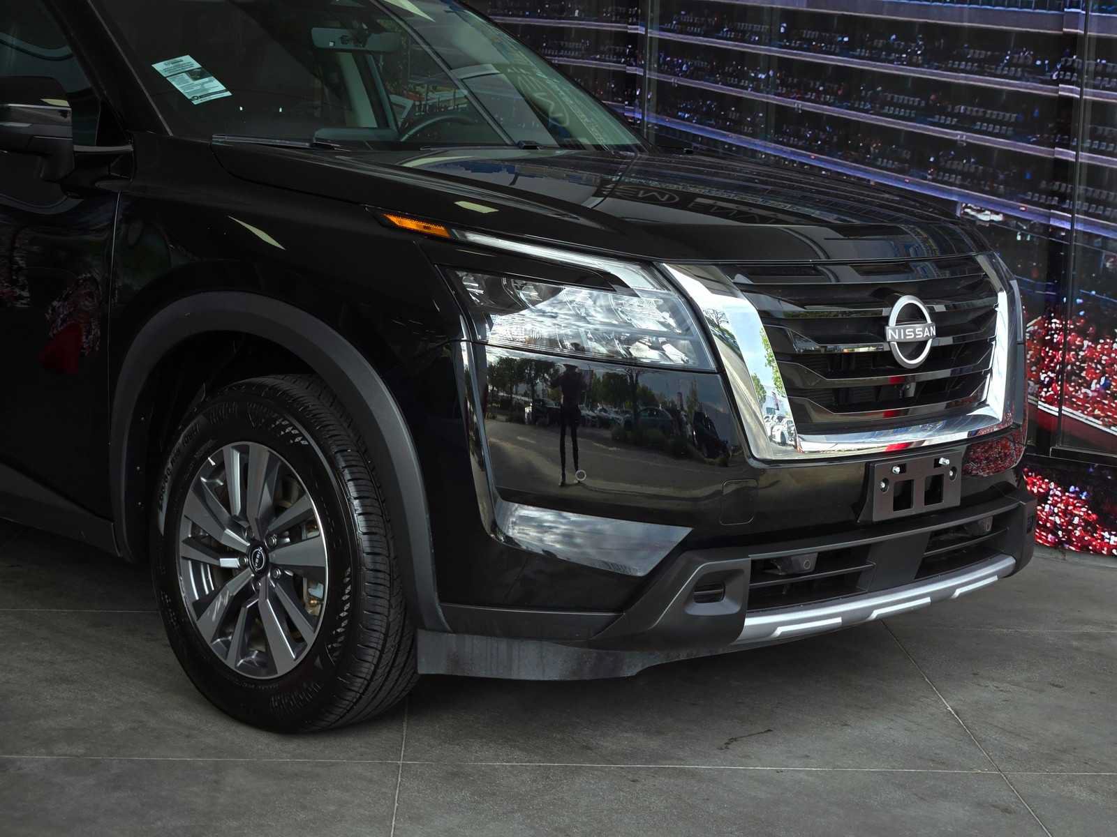 Used 2025 Nissan Pathfinder SL FWD image 2
