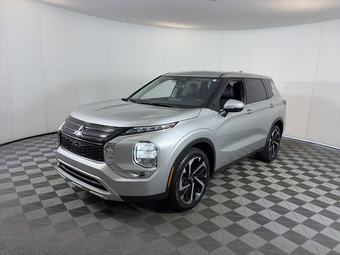 Used 2024 Mitsubishi Outlander SE FWD image 2