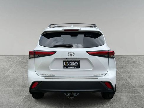 Used 2023 Toyota Highlander XLE AWD/4WD image 11