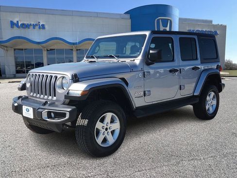 Used 2018 Jeep Wrangler Unlimited Sahara w/ Cold Weather Group AWD/4WD image 2