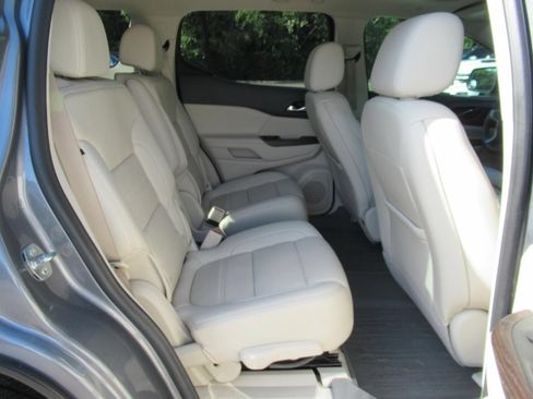 Used 2021 GMC Acadia Denali w/ Denali Technology Package FWD image 35