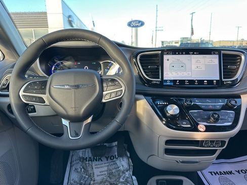 Used 2023 Chrysler Pacifica Touring-L image 8