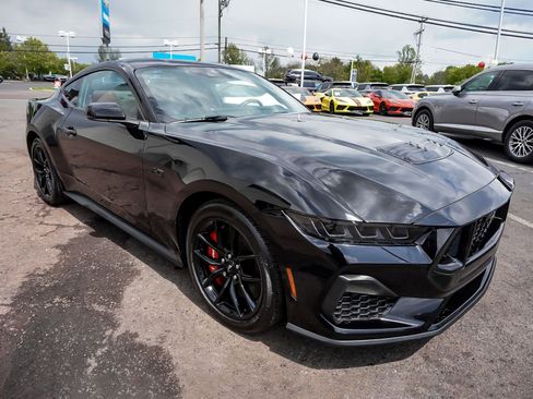 Used 2025 Ford Mustang GT Premium RWD image 3