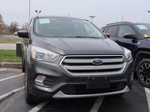 Used 2019 Ford Escape SE image 2