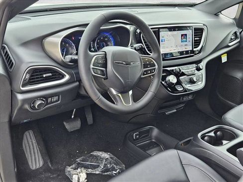 New 2025 Chrysler Voyager LX image 9