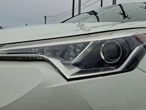 Used 2018 Toyota C-HR XLE image 9