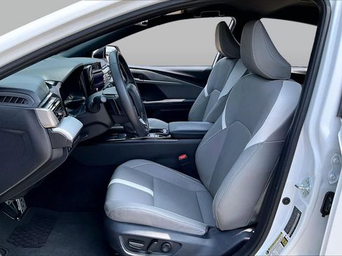 Used 2025 Toyota Camry SE w/ Convenience Package FWD image 8