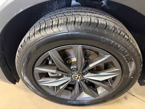 Certified 2022 Volkswagen Tiguan SE image 8