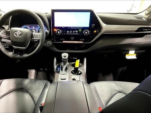 Used 2025 Toyota Highlander Platinum image 15