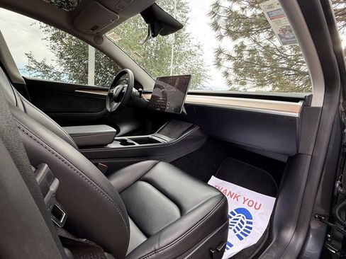 Used 2024 Tesla Model Y Long Range image 31