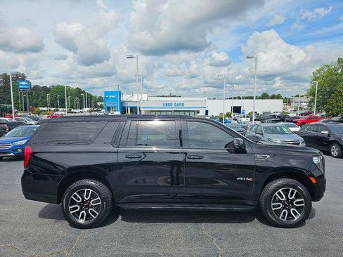 Used 2023 GMC Yukon XL AT4 w/ Technology Package AWD/4WD image 9