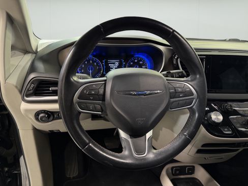 Used 2017 Chrysler Pacifica Touring-L FWD image 16