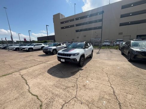 Used 2025 Jeep Compass Trailhawk AWD/4WD image 16