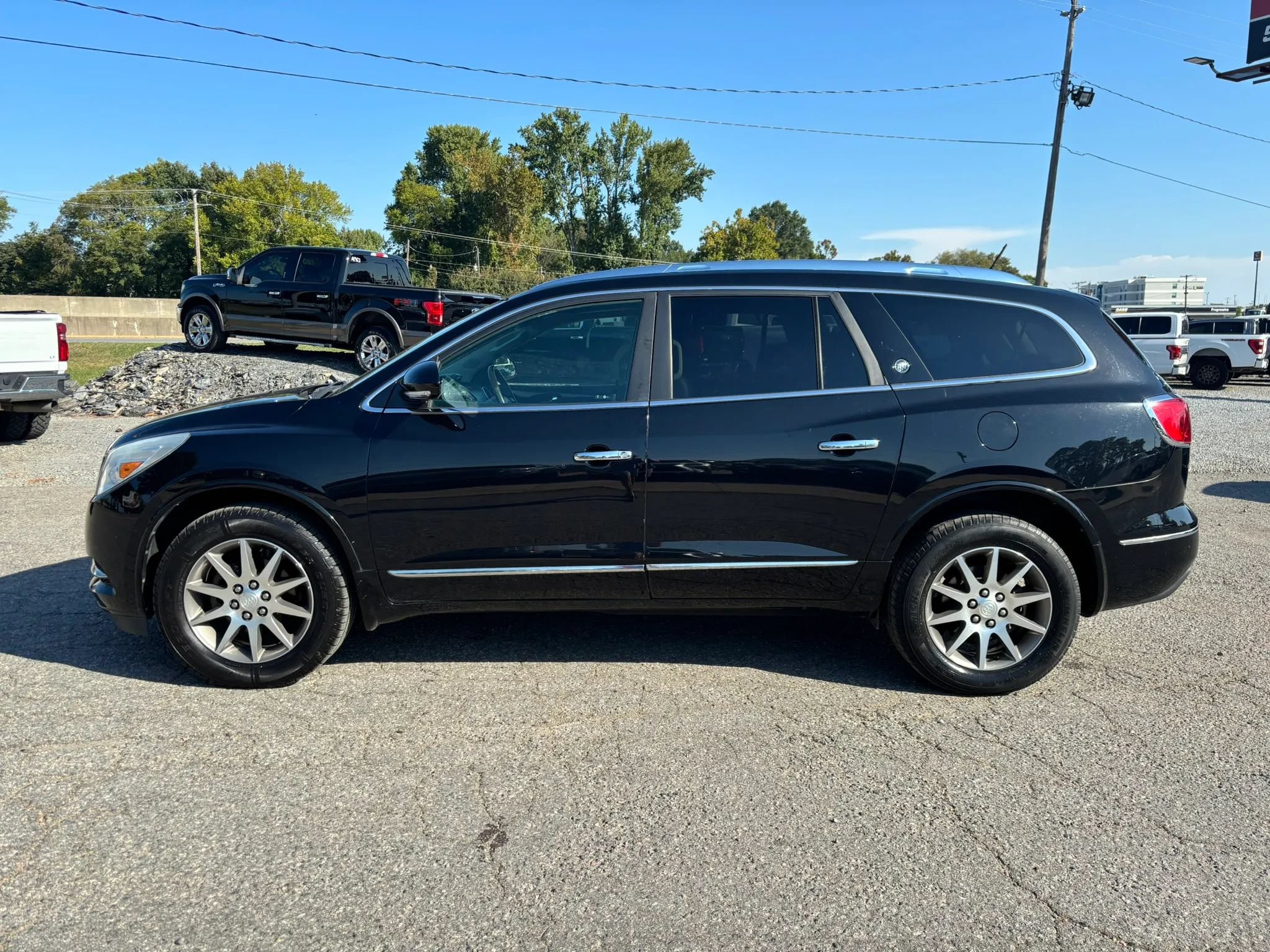 Used 2017 Buick Enclave Leather FWD image 2