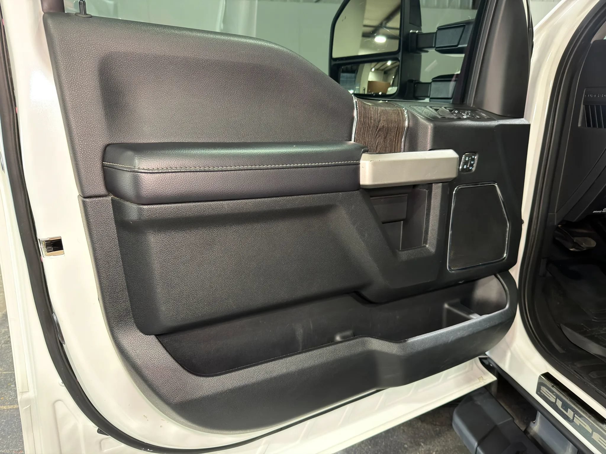 Used 2021 Ford F350 Lariat AWD/4WD image 13