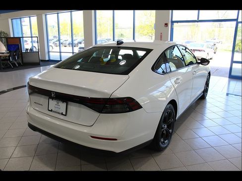 Certified 2025 Honda Accord SE image 5