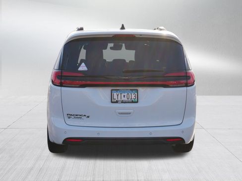 Used 2024 Chrysler Pacifica Touring-L w/ Uconnect Theater Family Group image 6