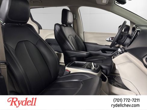 Used 2023 Chrysler Pacifica Touring-L image 17
