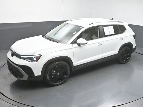Used 2025 Volkswagen Taos SE image 21