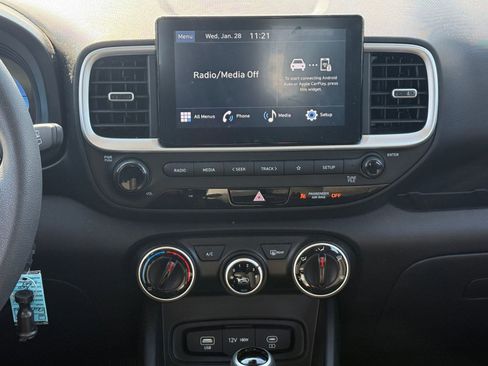 Used 2024 Hyundai Venue SE image 23