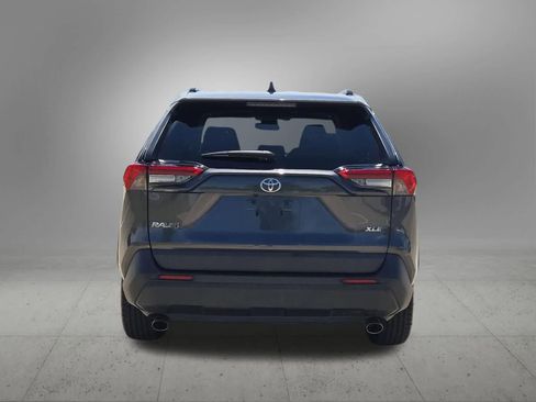 Used 2020 Toyota RAV4 XLE Premium FWD image 5