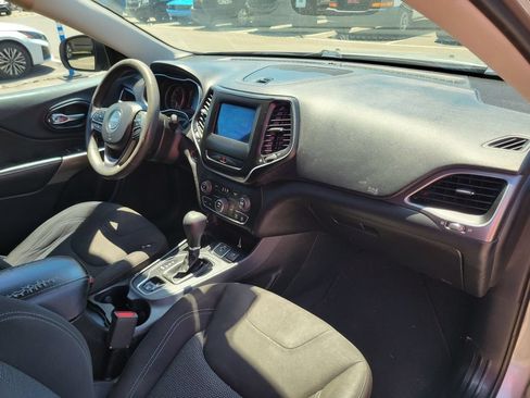 Used 2019 Jeep Cherokee Latitude w/ Popular Appearance Group FWD image 16