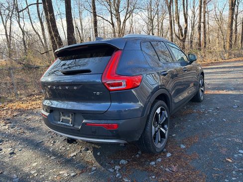 Used 2022 Volvo XC40 T5 Momentum w/ Premium Package image 3