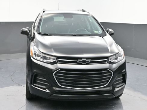 Used 2022 Chevrolet Trax LT w/ Midnight Edition image 2