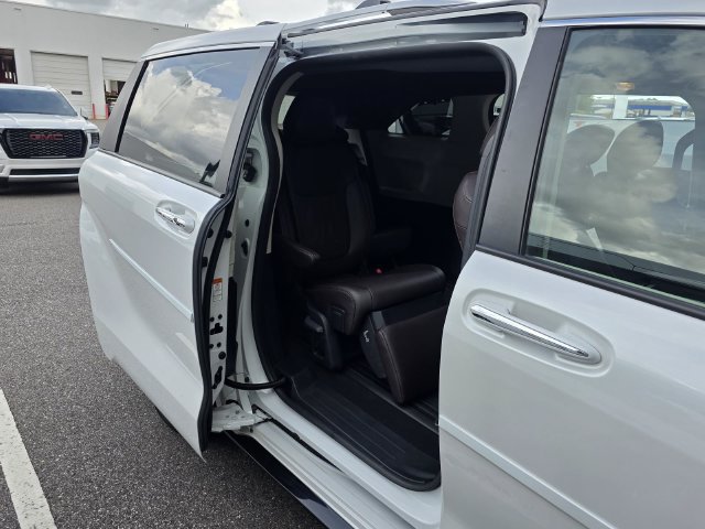 Used 2024 Toyota Sienna Platinum AWD/4WD image 12