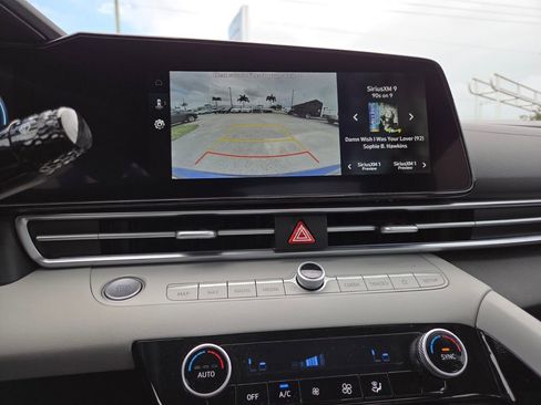 Used 2025 Hyundai Elantra Limited image 30