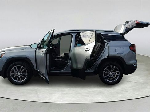 Used 2024 GMC Terrain SLT image 11