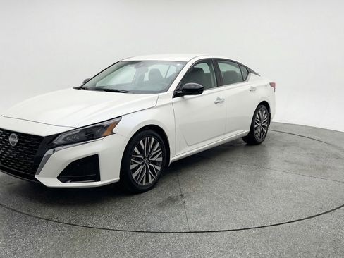 Used 2025 Nissan Altima 2.5 SV image 3