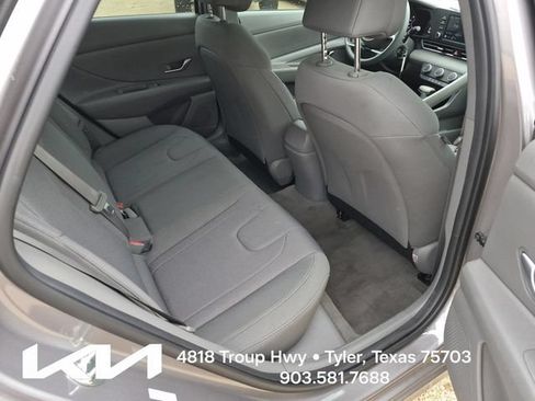 Used 2022 Hyundai Elantra SE FWD image 13