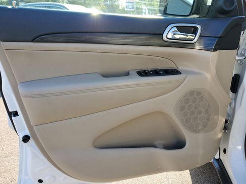 Used 2019 Jeep Grand Cherokee Laredo image 11