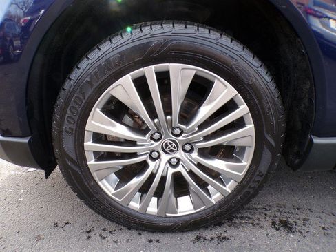 Used 2022 Toyota Venza XLE image 19