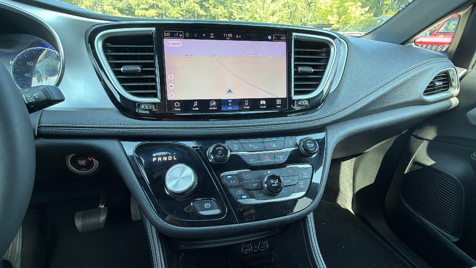 Used 2025 Chrysler Pacifica Limited FWD image 34