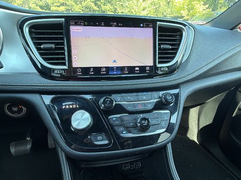 Used 2025 Chrysler Pacifica Limited FWD image 34
