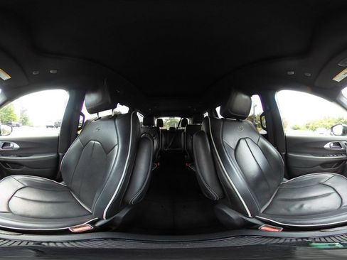 Used 2025 Chrysler Pacifica Limited FWD image 46