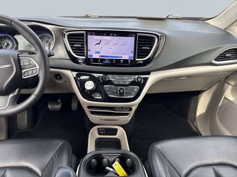 Used 2023 Chrysler Pacifica Touring-L FWD image 15