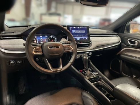 Used 2024 Jeep Compass Latitude image 17