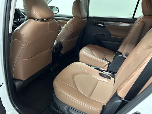 Certified 2025 Toyota Highlander Limited AWD/4WD image 15