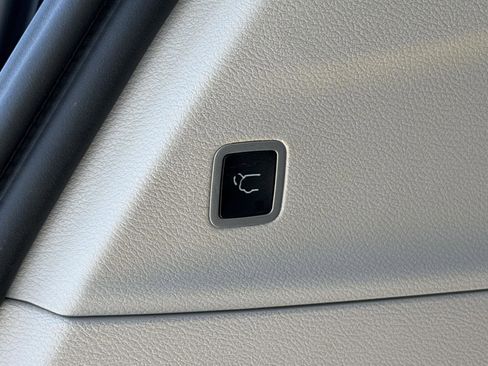 Used 2024 Chrysler Pacifica Touring-L FWD image 26
