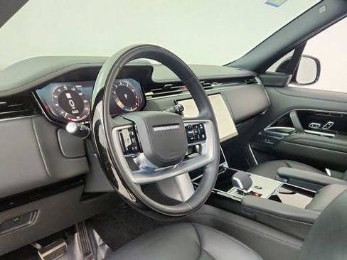 Used 2025 Land Rover Range Rover SE image 17