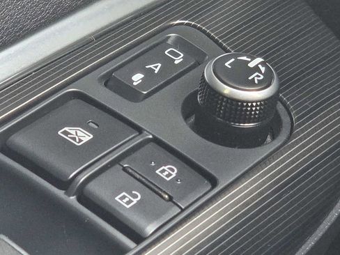 Used 2021 Toyota Venza Limited image 23