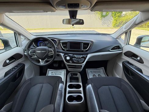 Used 2022 Chrysler Voyager LX FWD image 12